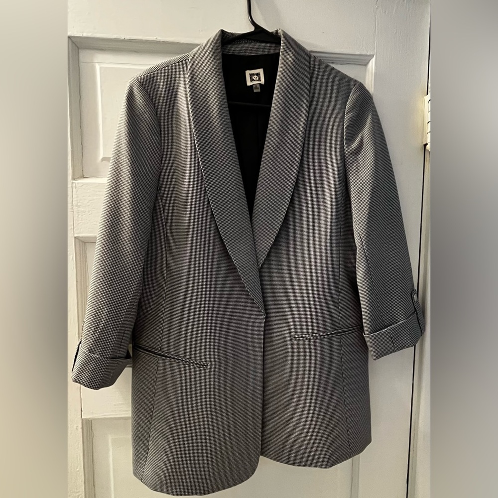 Black and white check pattern blazer. Size M. 3/4 length sleeves. Anne Klein.